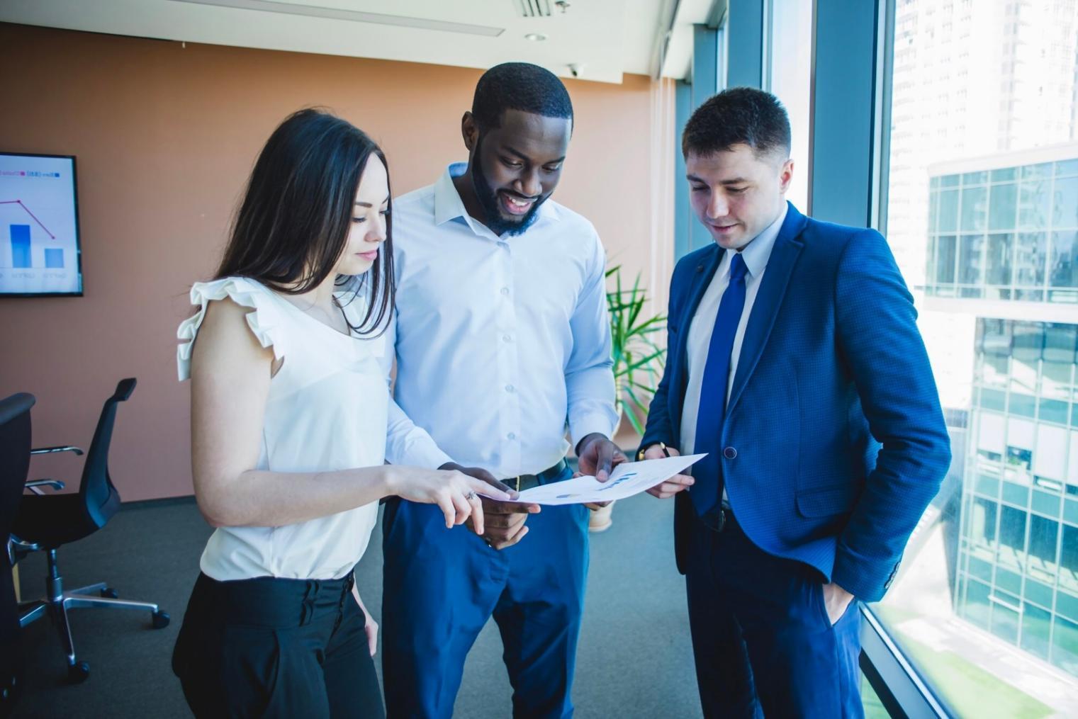 Studenti che lavorano su progetti di sicurezza mobile durante una sessione pratica
